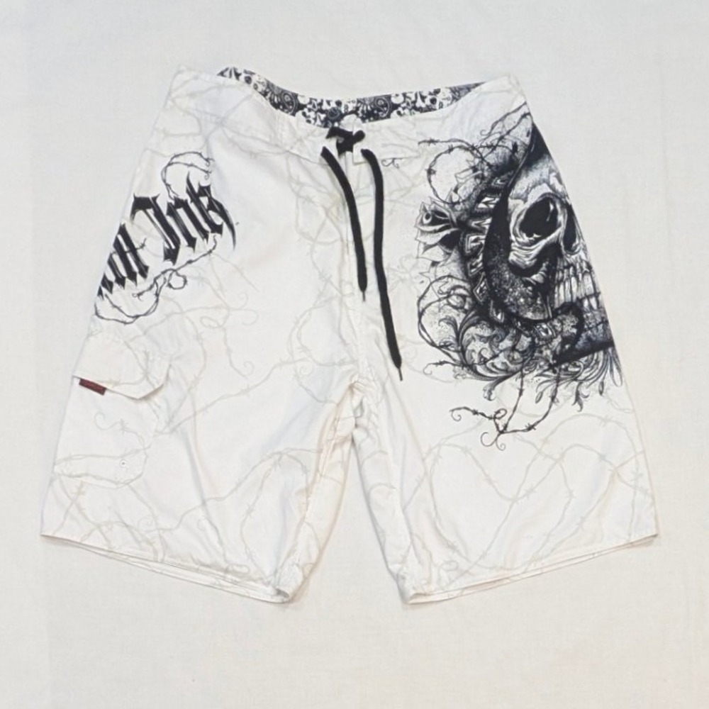 Miami Ink Men's White Skull Barbed Wire Graphic Board Shorts 36 Y2K Tattoo